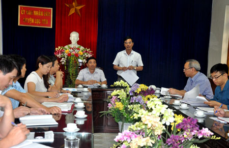 Đồng chí Dương Văn Tiến phát biểu tại buổi làm việc với huyện Lục Yên.